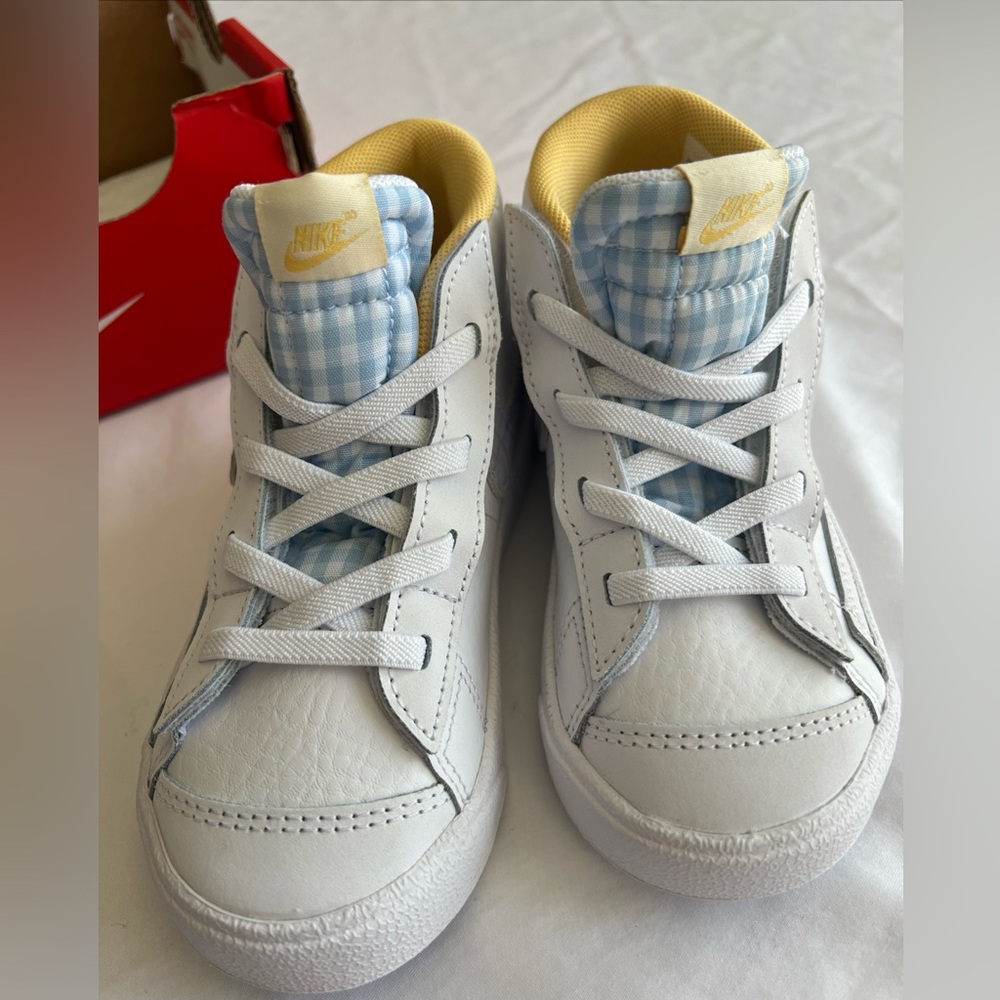 Nike Kids White and Yellow Sneakers
Blazer mid 77 BT